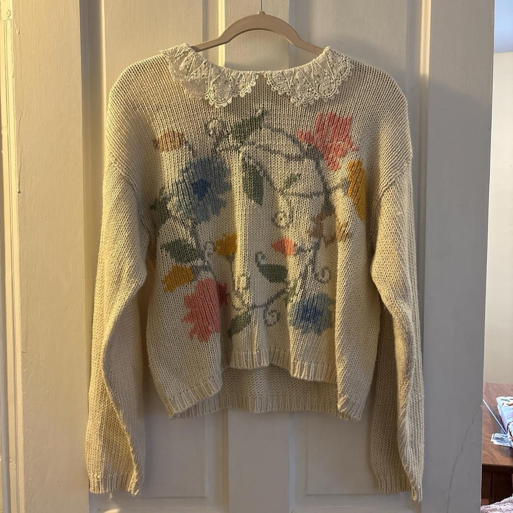 Vintage cream and multi-coloured floral, knit sweater with lace collar size S